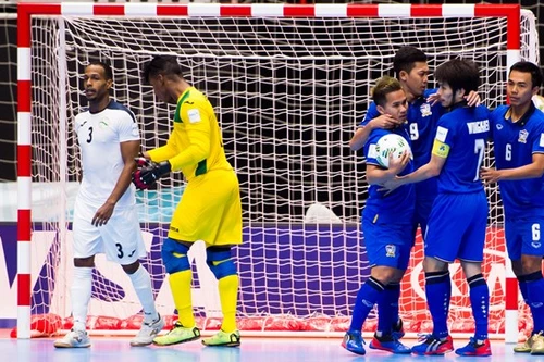 Thắng ngược "điên rồ", Thái Lan rộng cửa vào vòng 2 World Cup futsal