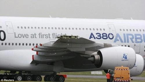 Siêu máy bay gẫy cánh vì va chạm 