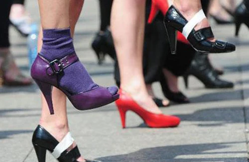 Thi chạy bằng dép cao gót