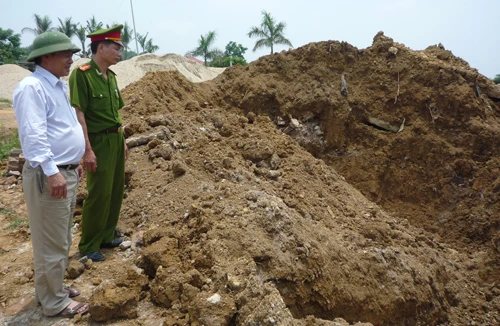 Chôn gà vi phạm ngay gần khu dân cư