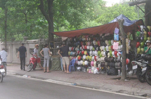 Mũ bảo hiểm lấn chiếm di tích