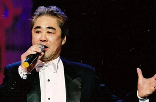 “Vết chân tròn trên cát”