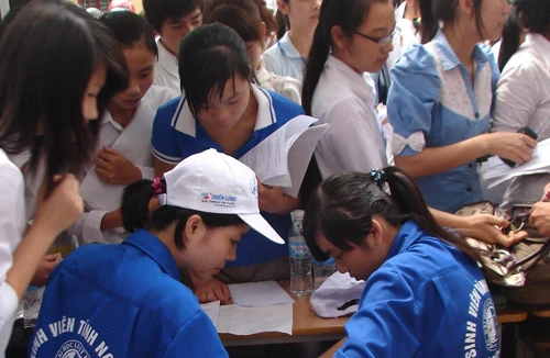 Phát vé trông điện thoại cho thí sinh