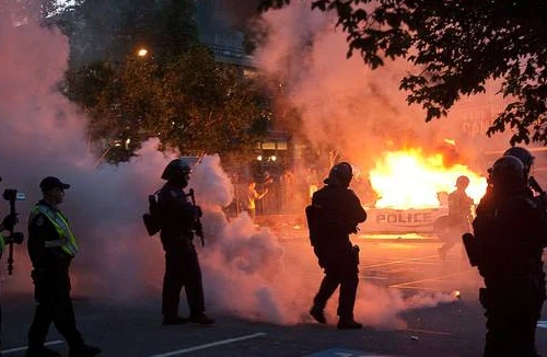 Sau trận đấu là bạo loạn