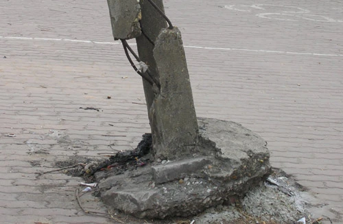 Nguy hiểm từ cột điện không dây 