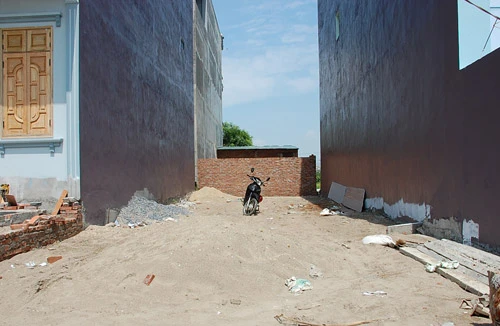 Thôn bán đất, xã mù mờ