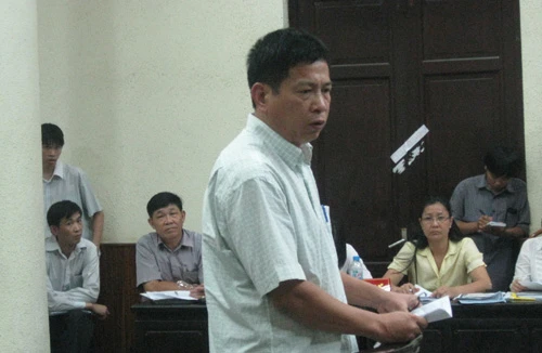 Vung cả trăm triệu đãi bạn học