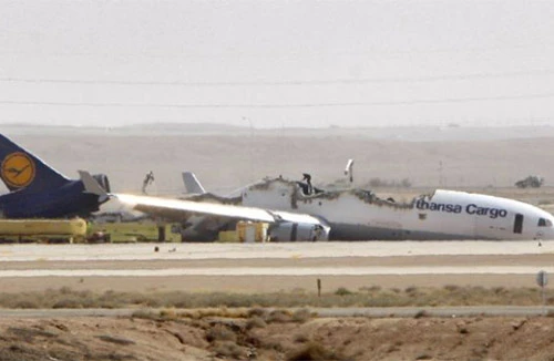 Gần 200 người thoát chết sau khi máy bay vỡ tung