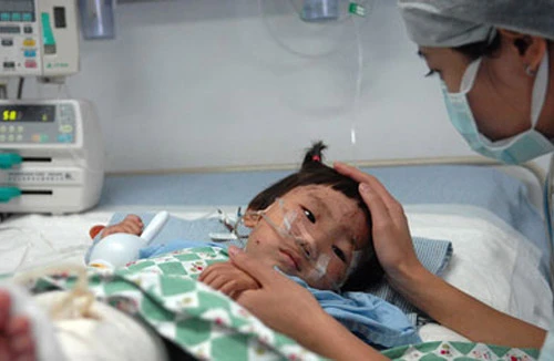 Bé gái 2 tuổi sống sót thần kỳ sau tai nạn thảm khốc
