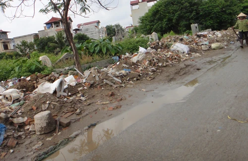 Cổng trường thành bãi rác 