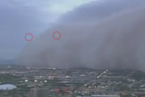 Hai vật thể lạ xuất hiện trong bão bụi?