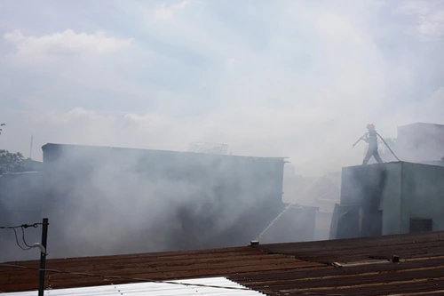 Cháy trụi xóm lao động nghèo