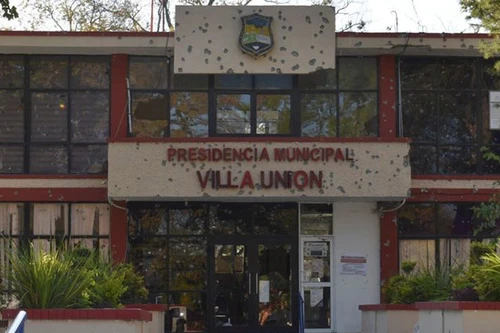 Thị trấn biên giới Mexico-Mỹ lỗ chỗ vì "mưa đạn" sau cuộc đấu súng khiến 21 người chết