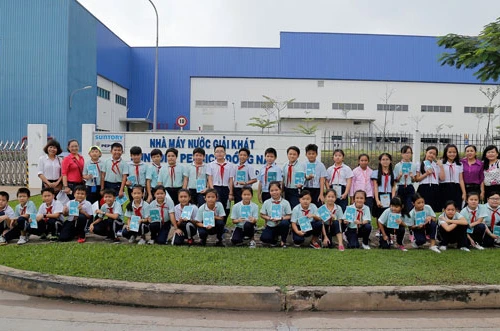 700 học sinh tiểu học tham quan thực tế nhà máy Suntory PepsiCo Việt Nam 
