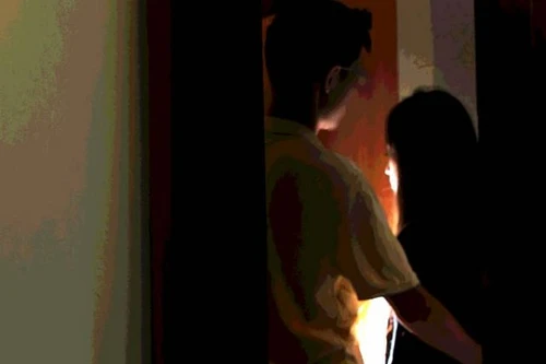 Nghi án cô giúp việc khỏa thân theo ông chủ vào phòng ngủ