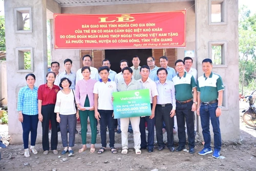 Vietcombank bàn giao nhà tình nghĩa cho hộ nghèo tại Tiền Giang