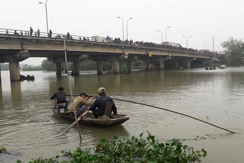 Hà Tĩnh: Trên đường đi học, nam sinh lớp 11 nhảy cầu tự vẫn
