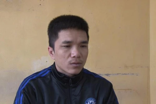 Giả vờ mua hàng để cướp điện thoại