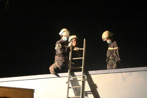 Trắng đêm tìm kiếm thi thể nạn nhân vụ nổ kho hóa chất