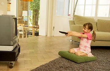 Vì sao trẻ không nên xem tivi quá nhiều?