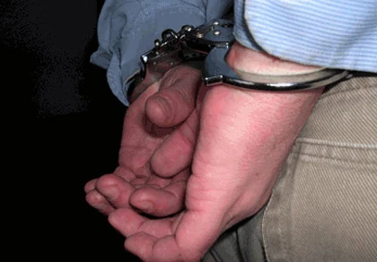 Nghịch tử đổ axit vào miệng cha