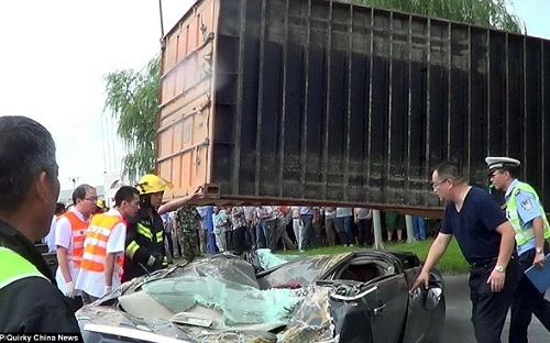 Thoát chết kỳ diệu sau khi bị container đè bẹp