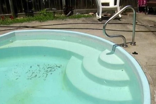 Vợ tắm tiên ở bể bơi để chồng trộm tiền, súng của nhà hàng xóm