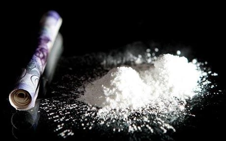 Mẹ bị bắt vì để con gái mang cocaine đến lớp