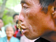 Nghiện lạ: Người đàn ông chỉ thích ăn bọ cạp sống