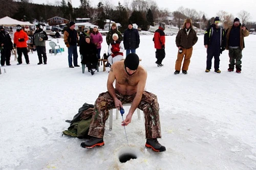 Thú vị cuộc thi cởi trần câu cá dưới trời tuyết