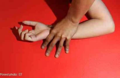 Malaysia: Vờ chữa bệnh, bố chồng dụ con dâu “lên giường”