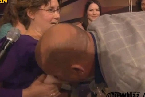 MC gây sốc khi bú ti một bà mẹ ngay trên truyền hình