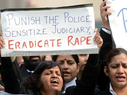 Bé gái 7 tuổi bị hiếp dâm ngay cạnh phòng hiệu trưởng