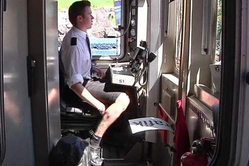 Trời nóng, lái tàu Thụy Điển đồng loạt mặc váy đi làm