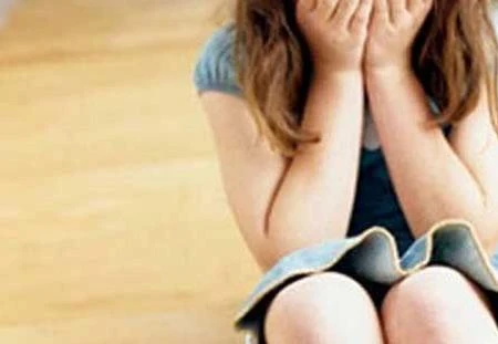 Chat làm quen với bé gái 11 tuổi, rồi cưỡng bức