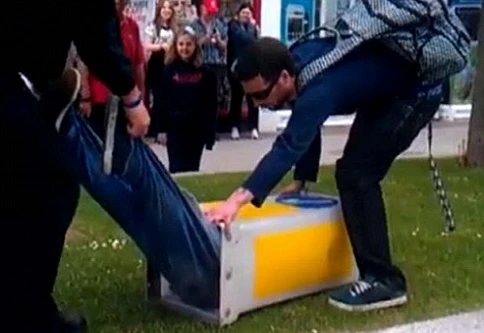 Bị kẹt đầu trong biển hiệu giao thông suốt 2 tiếng 