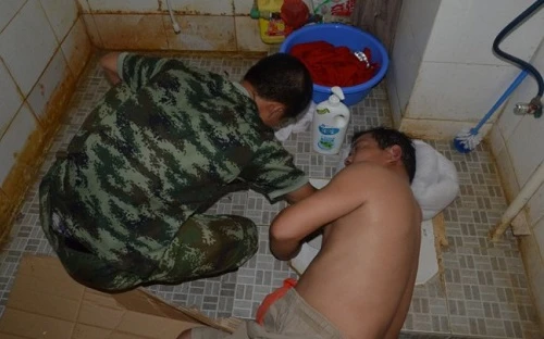 Mắc kẹt tay vào bồn cầu vệ sinh vì…tìm nhẫn cưới