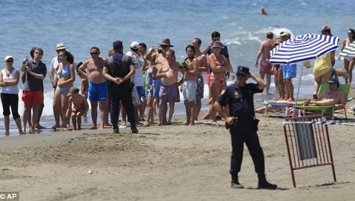 Bị bắt vì "mây mưa" trên bãi biển đông người