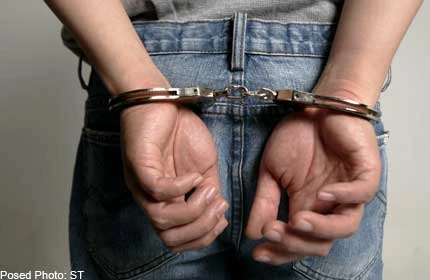 "Bóc lịch" 6 tháng vì sàm sỡ "cặp tuyết lê" của bạn gái