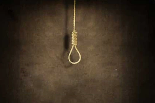 Bị "khủng bố" qua điện thoại, một phụ nữ treo cổ tự vẫn