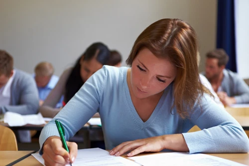 Mẹ ngũ tuần cải trang để đi thi hộ con gái