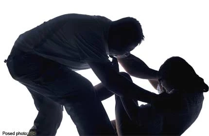 Dọa bán vợ nếu không chịu trả nợ thay