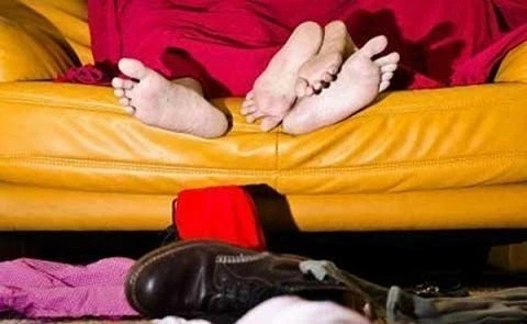 "Quý bà" giam giữ hai người đàn ông để cưỡng bức