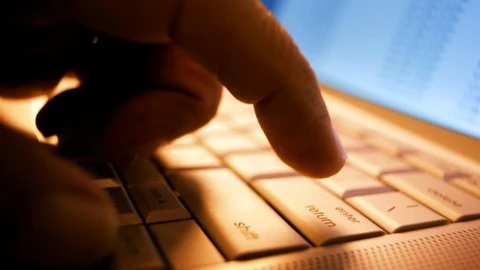 Bị sa thải vì gửi ảnh khiêu dâm cho trẻ vị thành niên