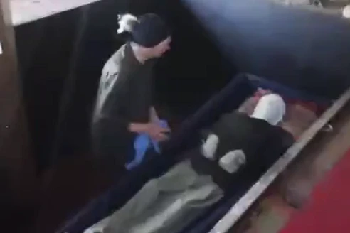 Mẹ ướp xác con 18 năm bằng rượu vodka