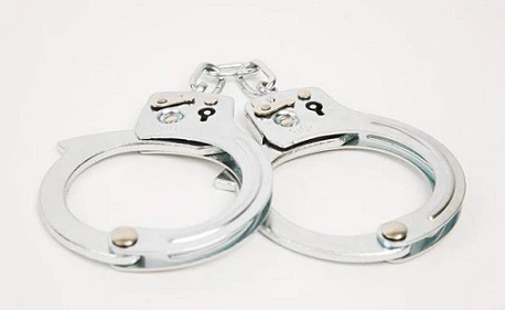 Cha bỏ mặc con nhỏ trong xe để vui vẻ ở câu lạc bộ thoát y