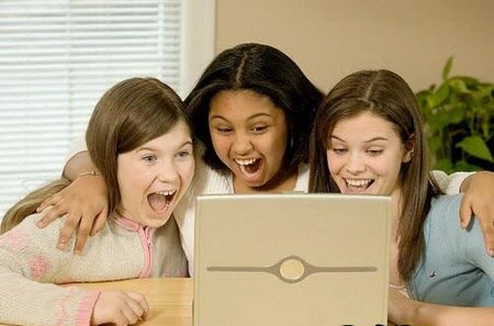 Không nên "vạch áo cho người xem lưng" qua Facebook 