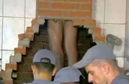 Đi ăn trộm bị mắc kẹt trong ống khói