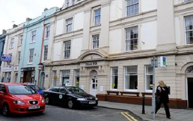 Ma men xui khiến, cặp đôi “mây mưa” ngay tại tiền sảnh ngân hàng