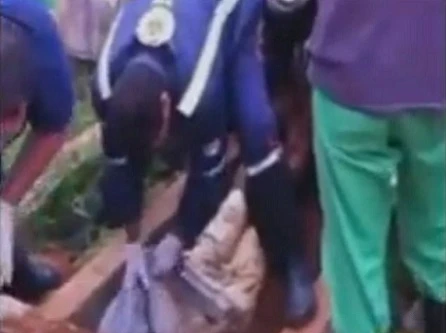 Hoảng hồn khi thấy một bàn tay thò từ mộ ra…vẫy